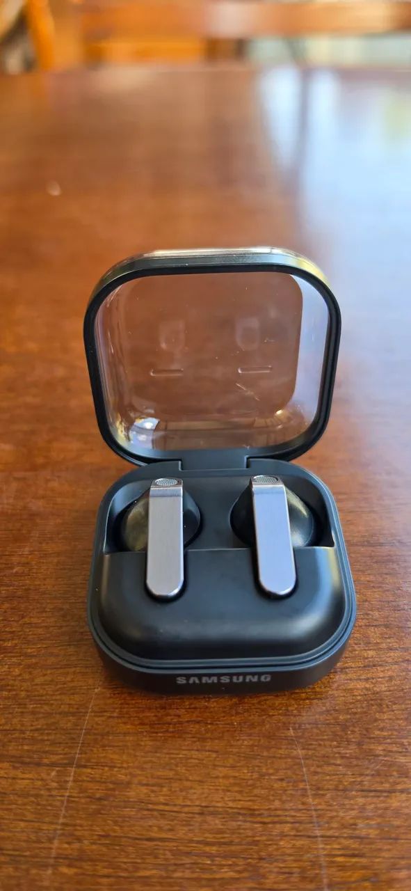 Vendo Galaxy Buds4 normal com 2 meses de uso  - Foto 2