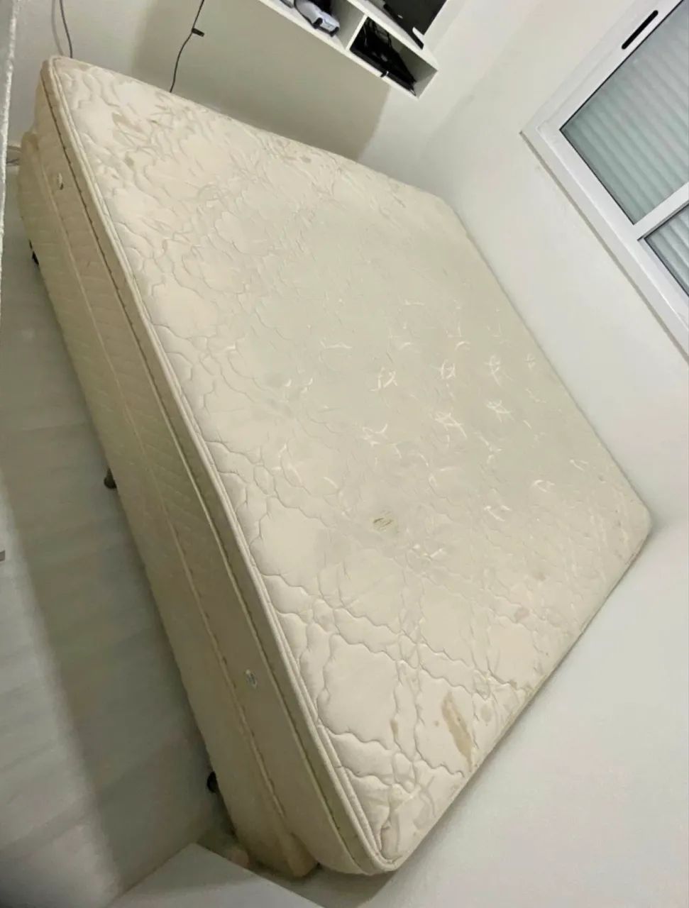 Cama box king com baú e cabeceira 