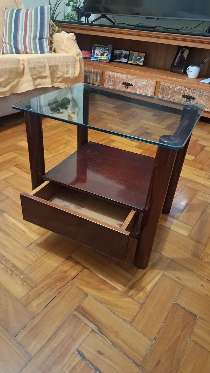 Mesa lateral em madeira com tampo de vidro e gaveta - Foto 2