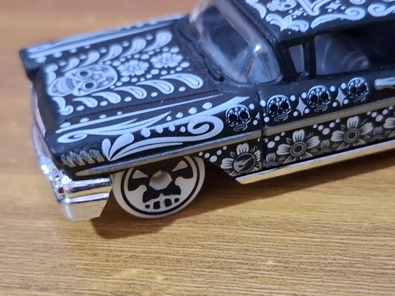 4 HotWheels diversos (com 1 T-Hunt) - Foto 3