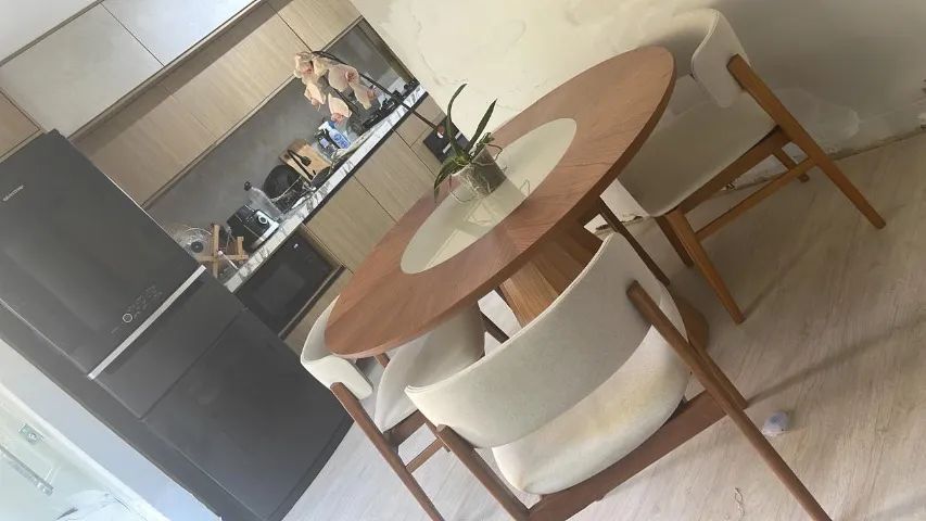 Mesa de madeira maciça 