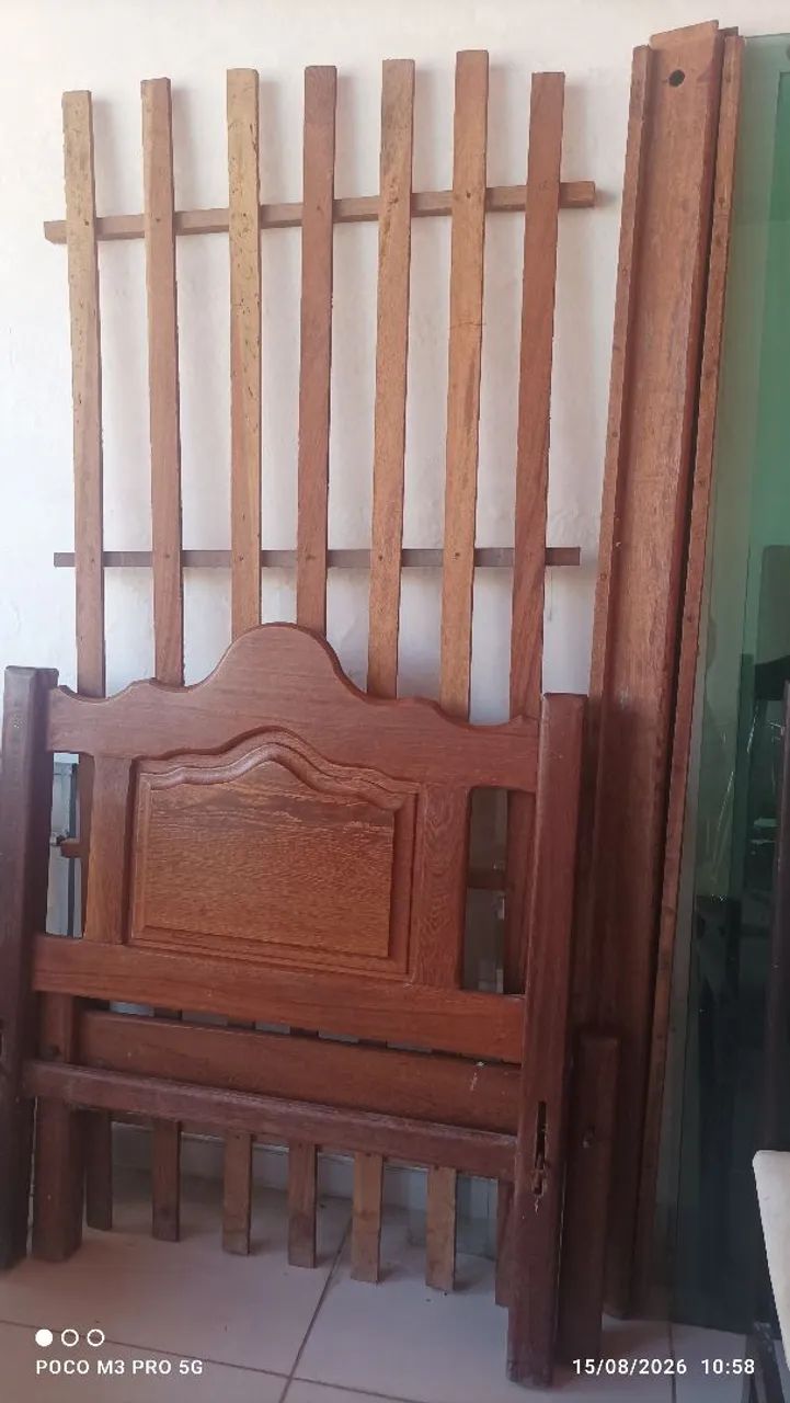 Cama de madeira  com colchão de mola 