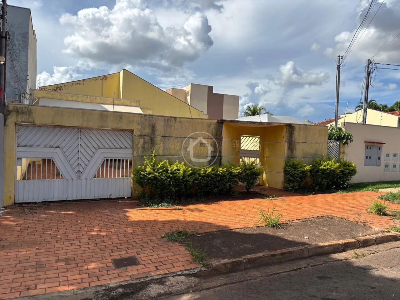 CASA COM ALPLO TERRENO