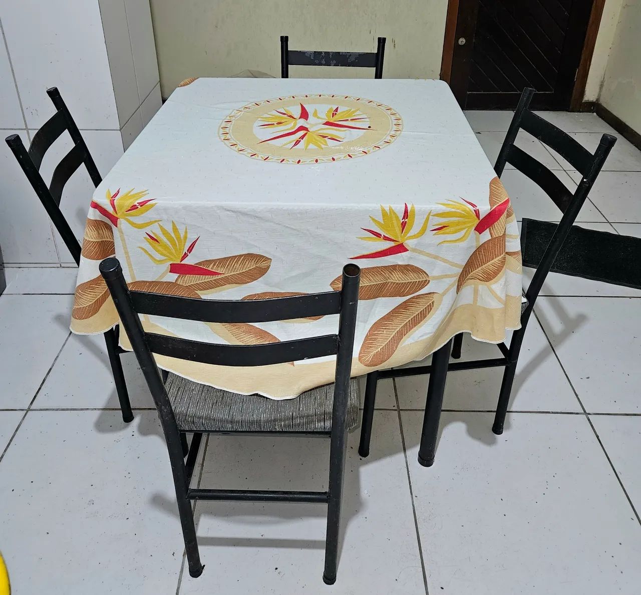 Masa com 4 cadeira de ferro estafada  - Foto 3