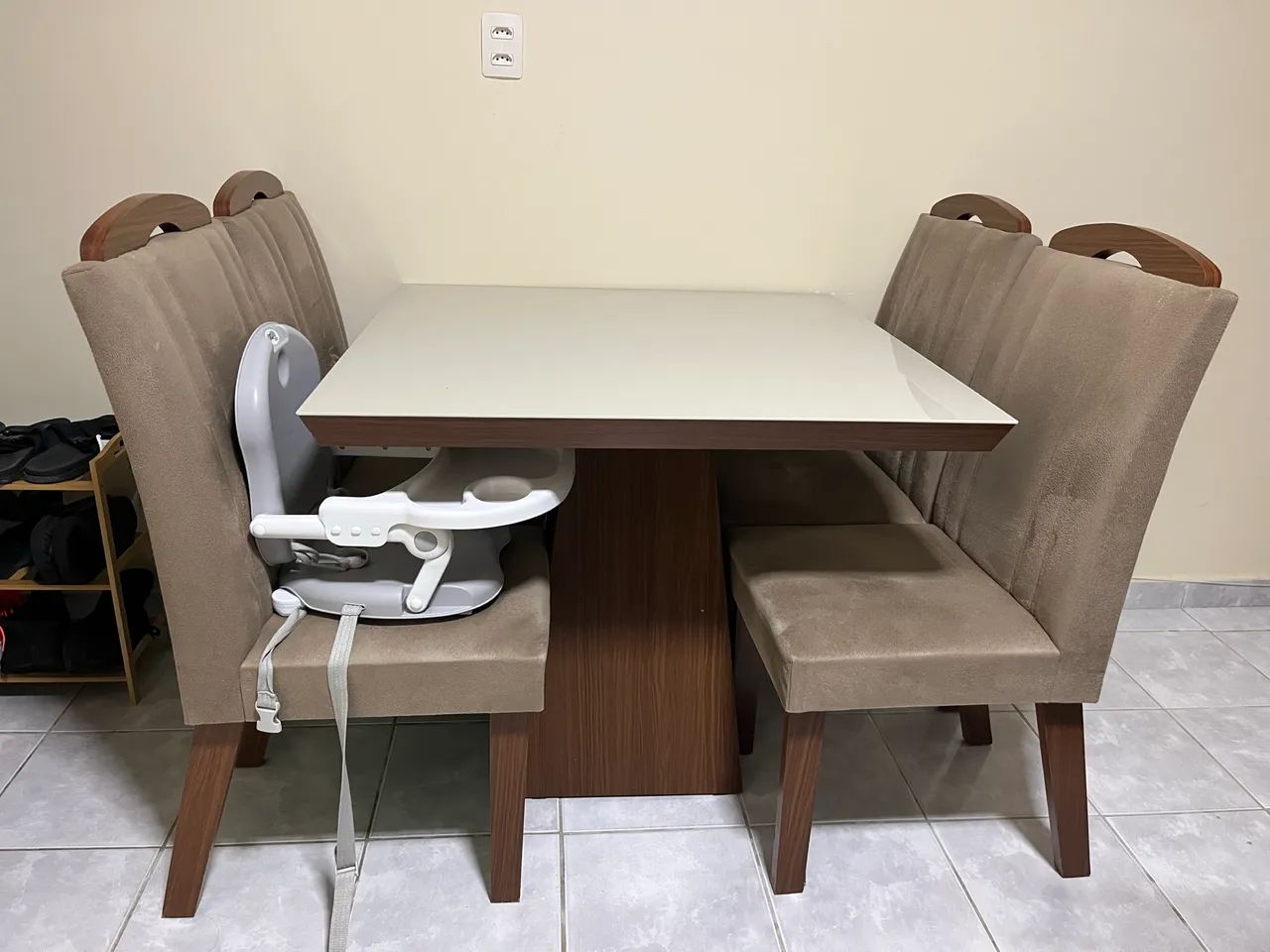Mesa com quatro cadeiras | BEM CONSERVADA