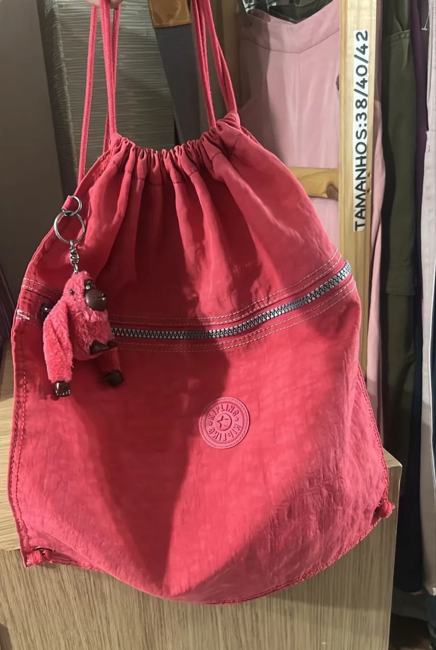 Mochila saco Kipling bem nova acompanha macaquinho  - Foto 5