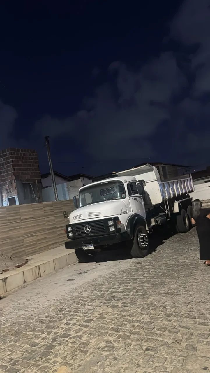 Caminhão caçamba 