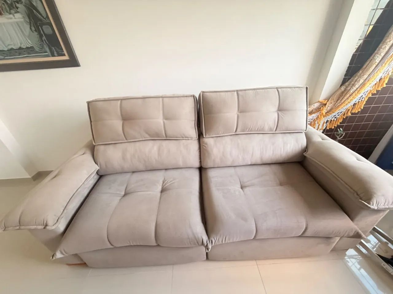 Sofá semi novo na cor bege em bom estado 