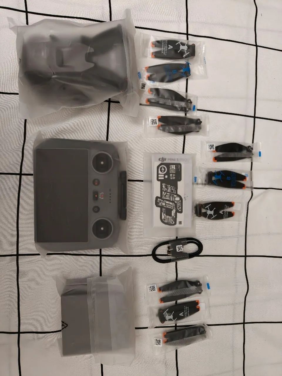 Drone DJI Mini 5 pro combo com 4 baterias e controle com display 