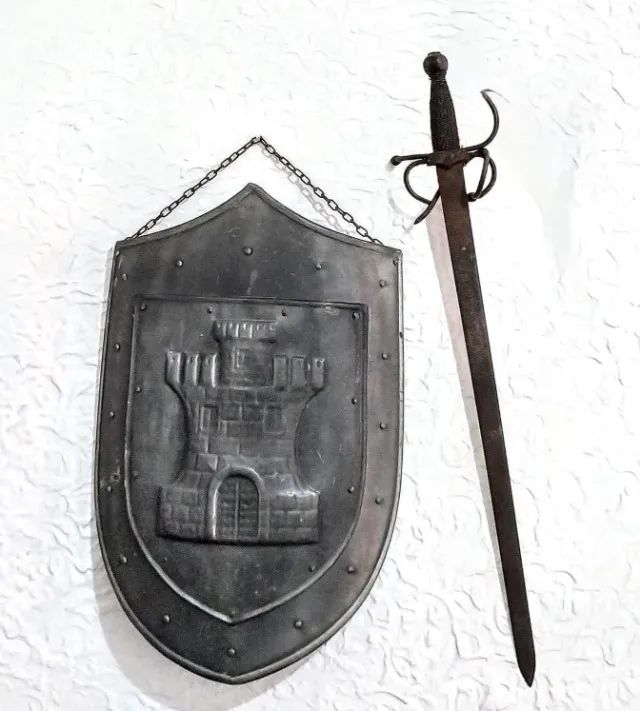 RÉPLICA DA ESPADA "COLADA DEL CID" E ESCUDO COM CASTELO HERÁLDICO- TOLEDO - ESPANHA  