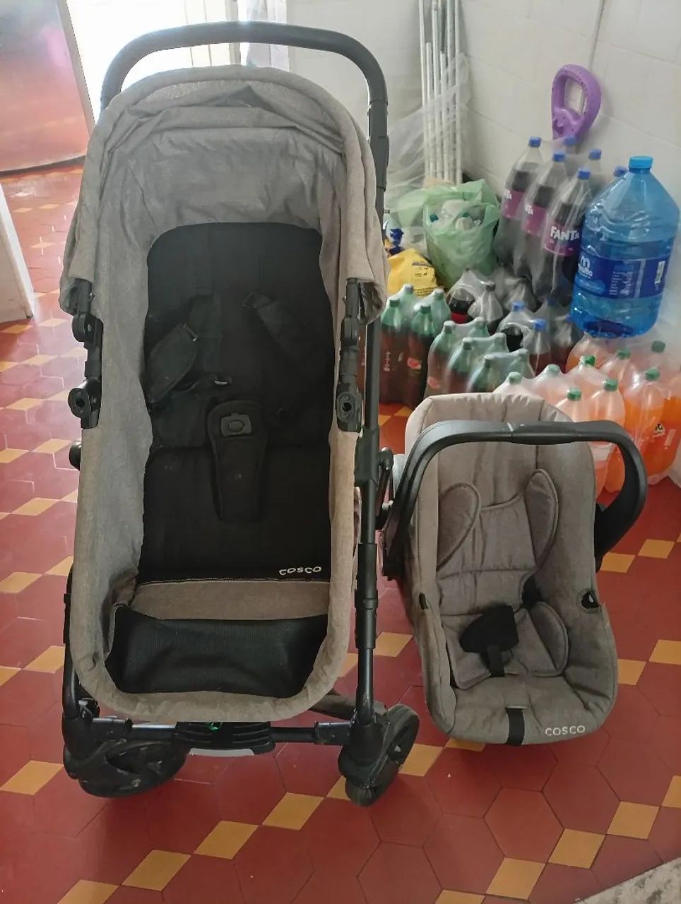 Carrinho com bebê conforto 