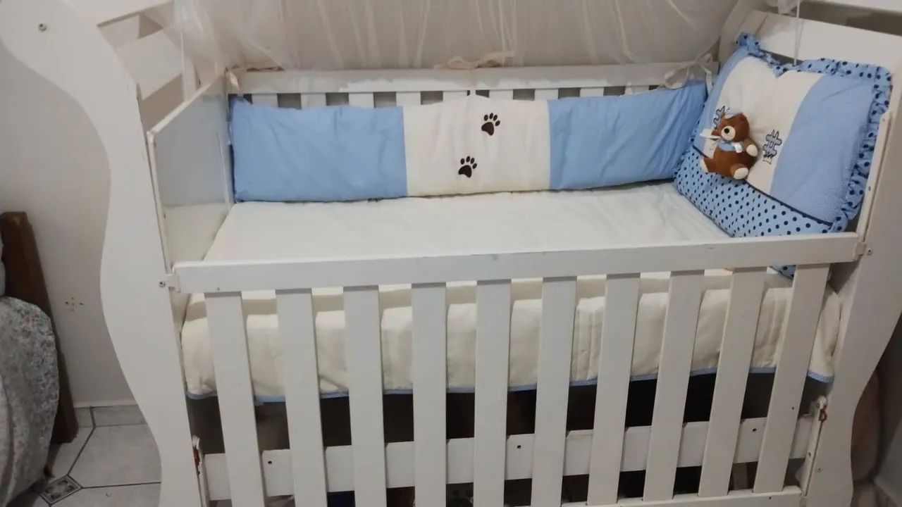 berço de madeira branco com um kit de berço  - Foto 4