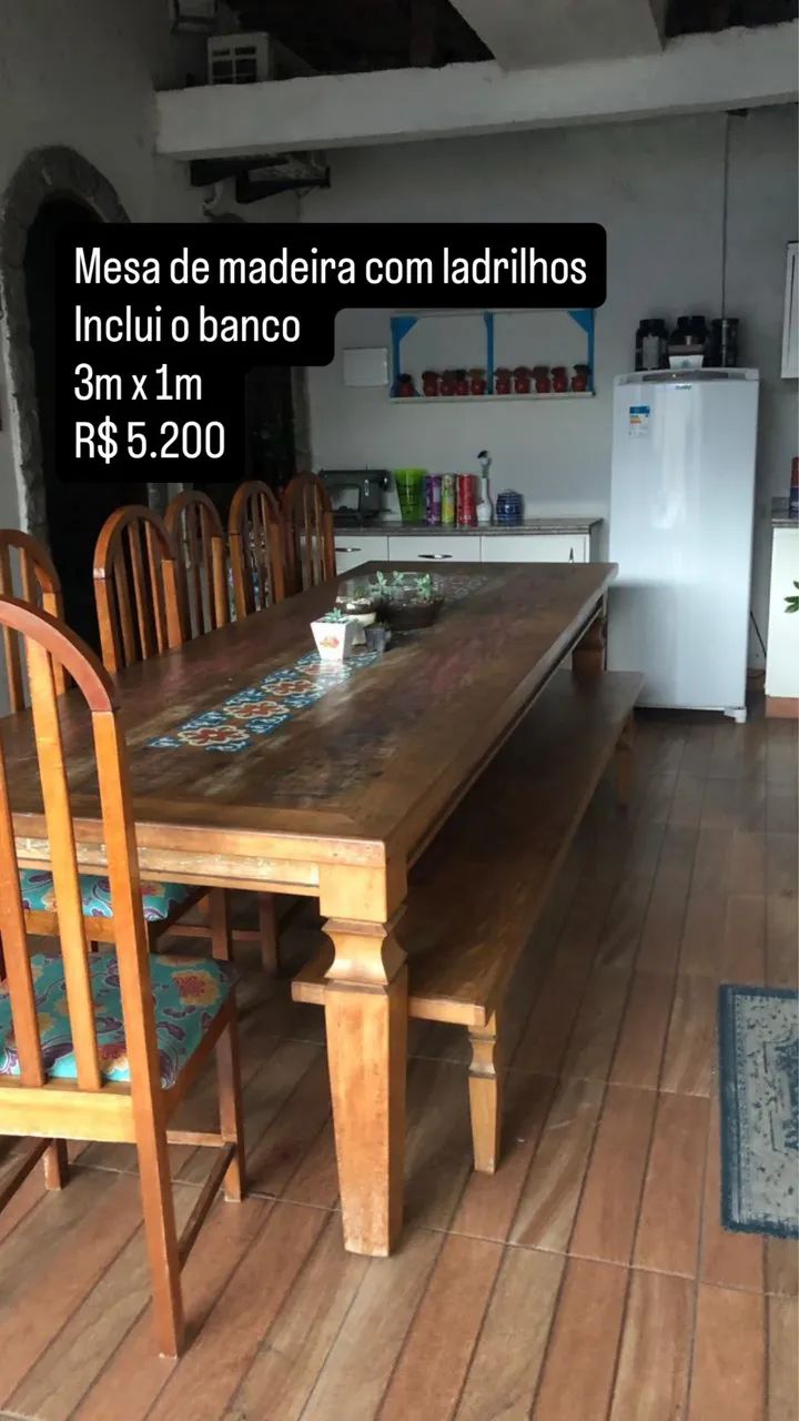 Mesa de madeira com ladrilho