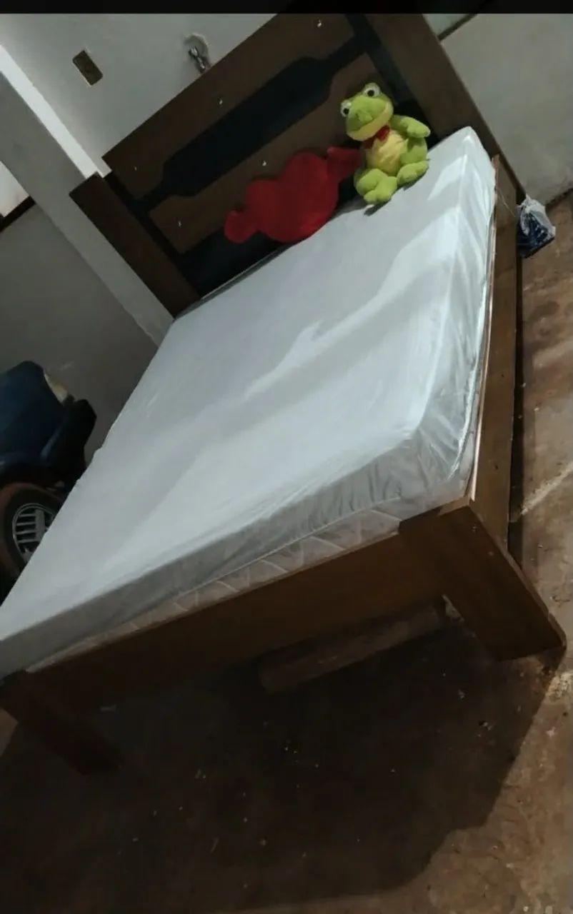 Vendo cama com colchão 