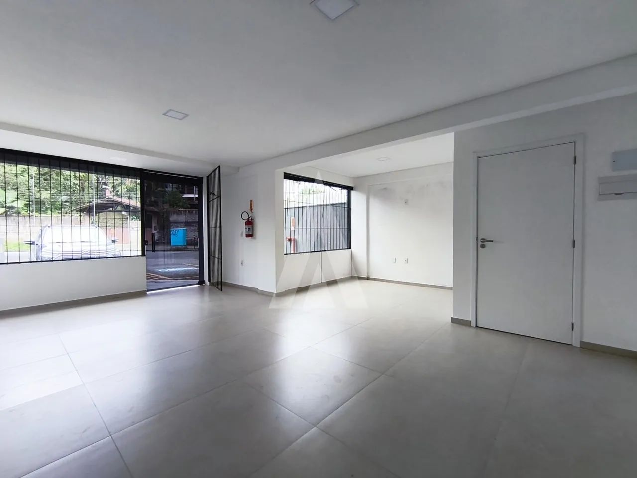 LOJA COMERCIAL COM 43,45 M² NO COSTA E SILVA COM 02 VAGAS DE ESTACIONAMENTE FRONTAL - Foto 4
