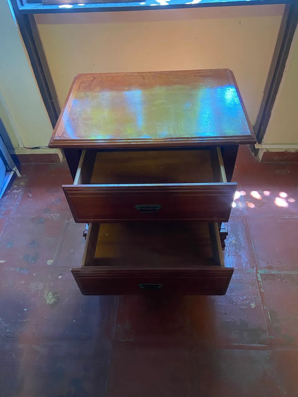Mesa de cabeceira em madeira maciça resinada. - Foto 2
