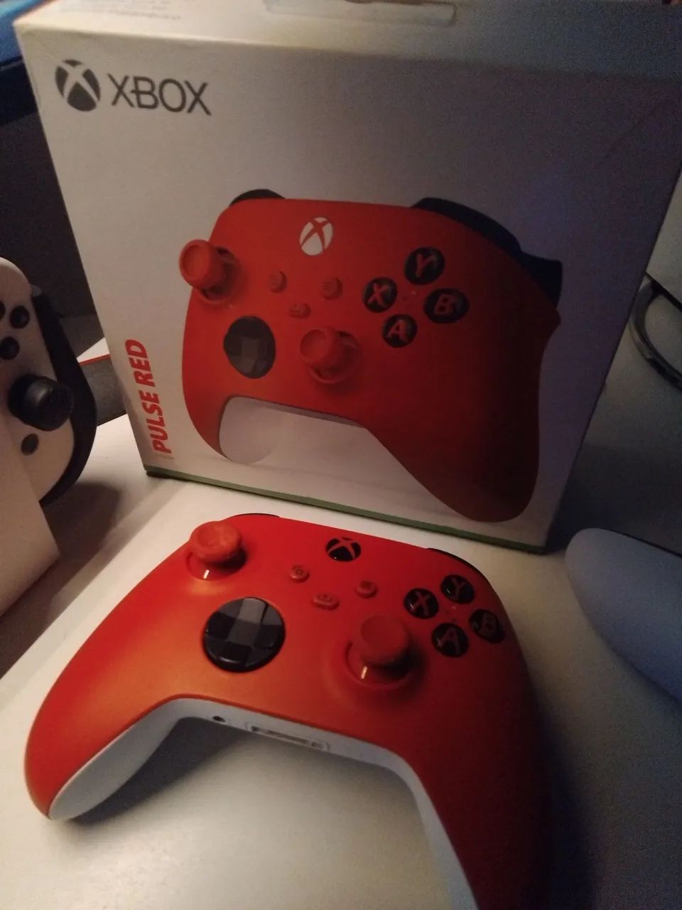 Controle Xbox Pulse Red versão Series, acompanha caixa
