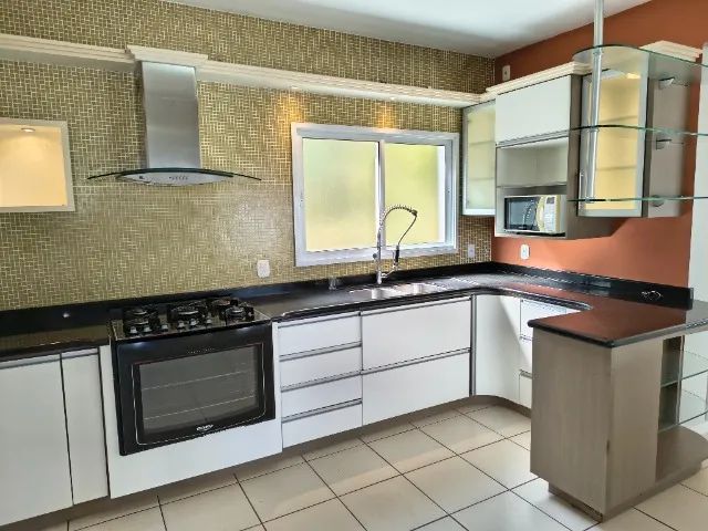 Linda casa com 4 suítes, piscina e vista espetacular em Sambaqui - Foto 9
