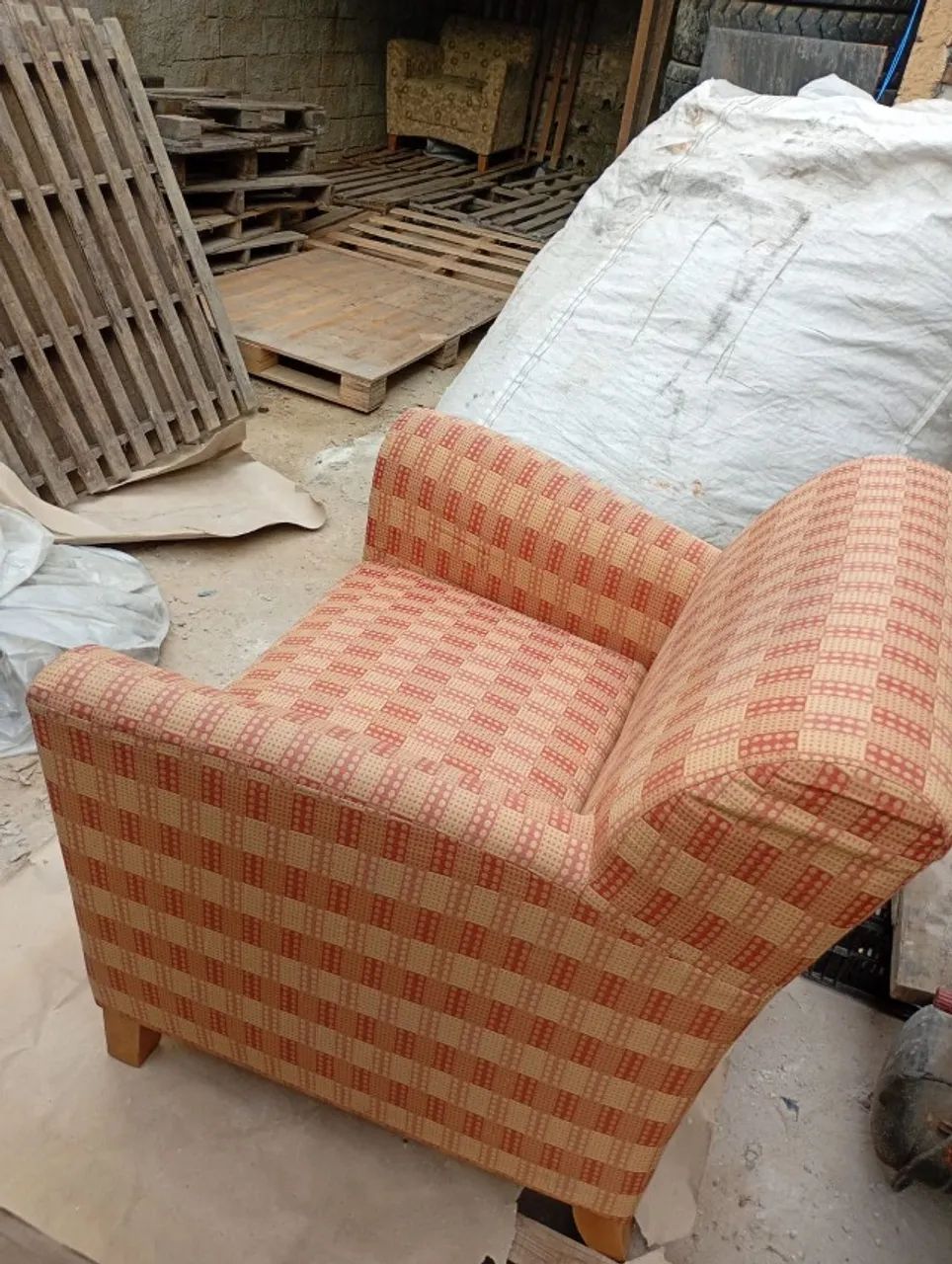 POLTRONA ESTOFADA - CONFORTO E ELEGÂNCIA! - Foto 2