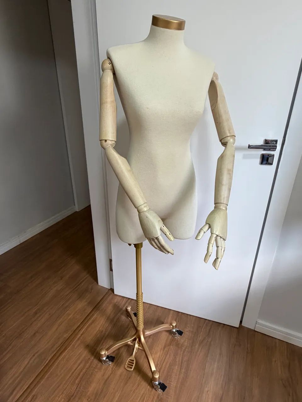 Manequim Luxo, roupas e joias. - Foto 2
