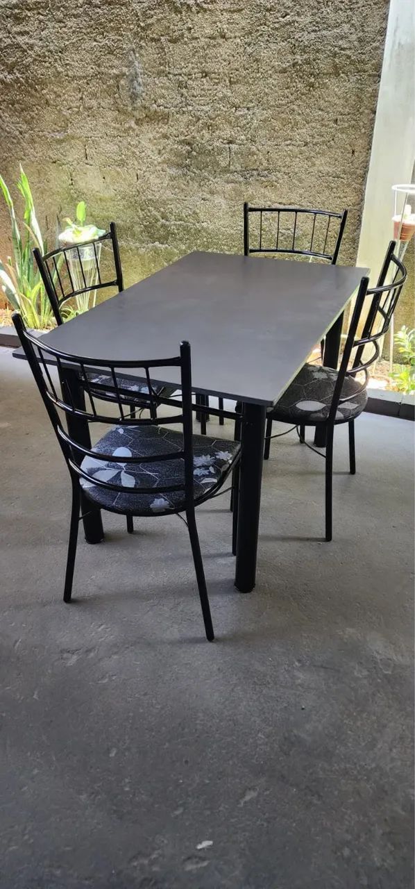 Mesa com 4 cadeiras 