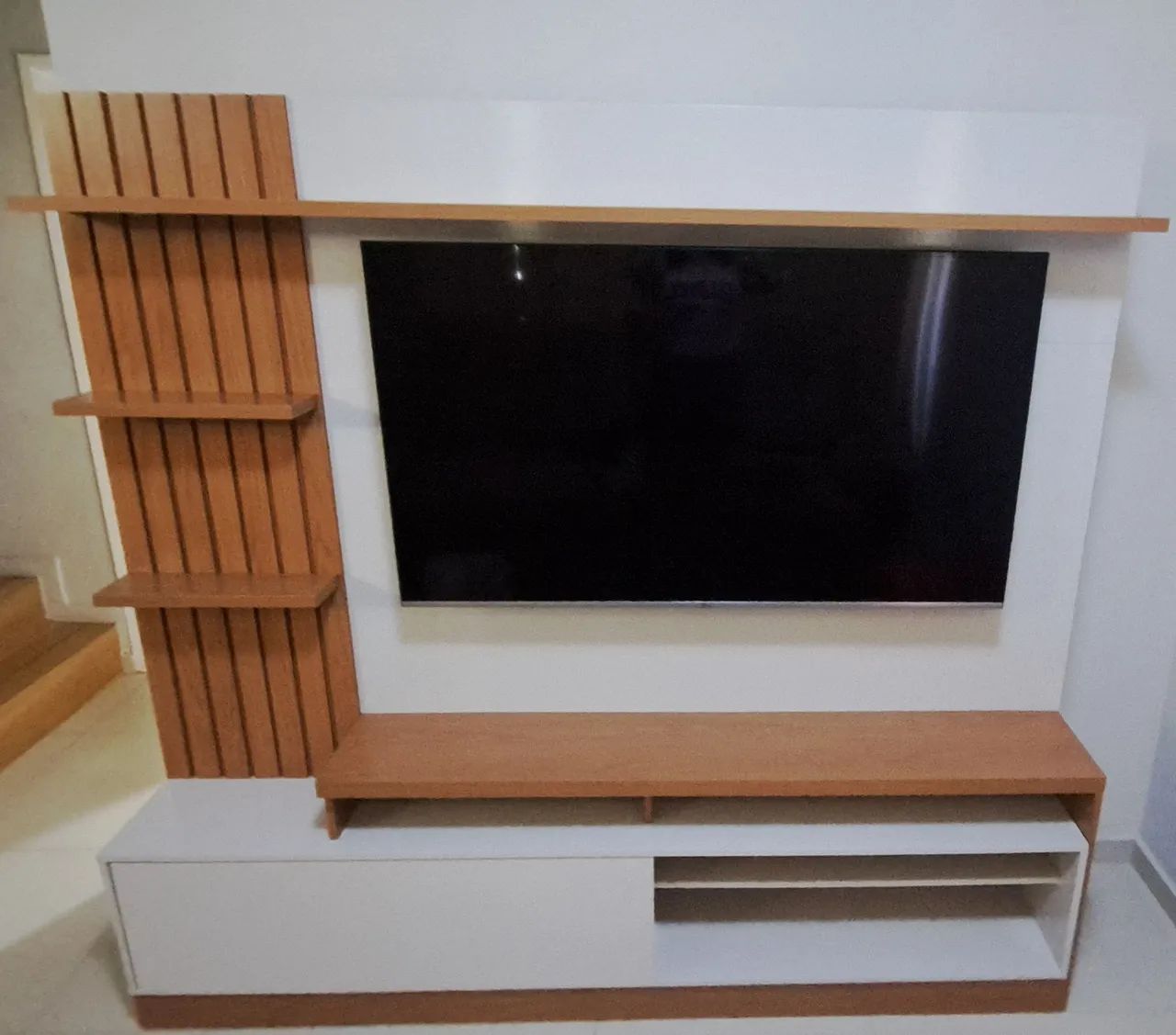 Rack com painel em perfeito estado