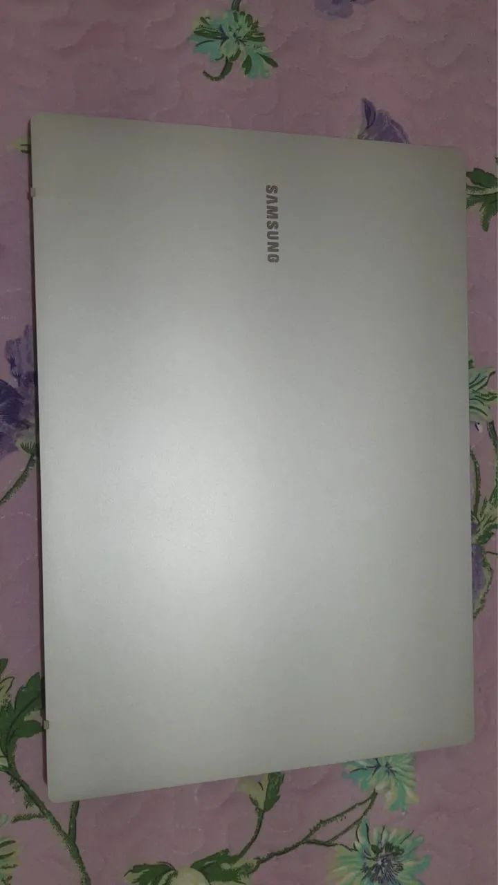 Vende-se notebook em estado de novo com nota fiscal. 