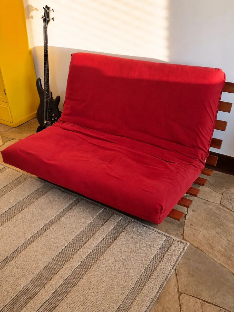 Futon de madeira 2 lugares - excelente estado - Foto 2