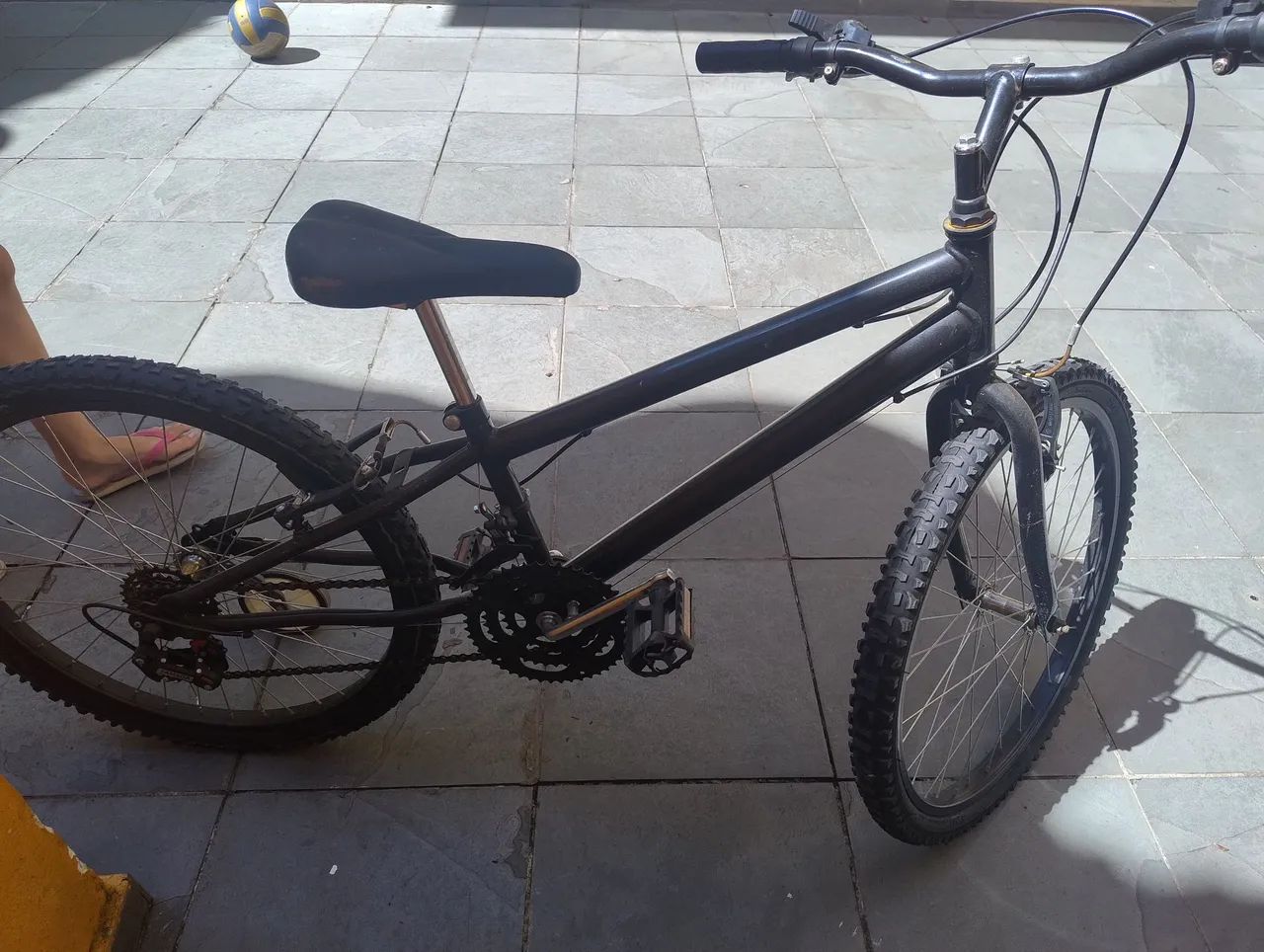Bicicleta aro 26 Preta com marchas - Foto 2