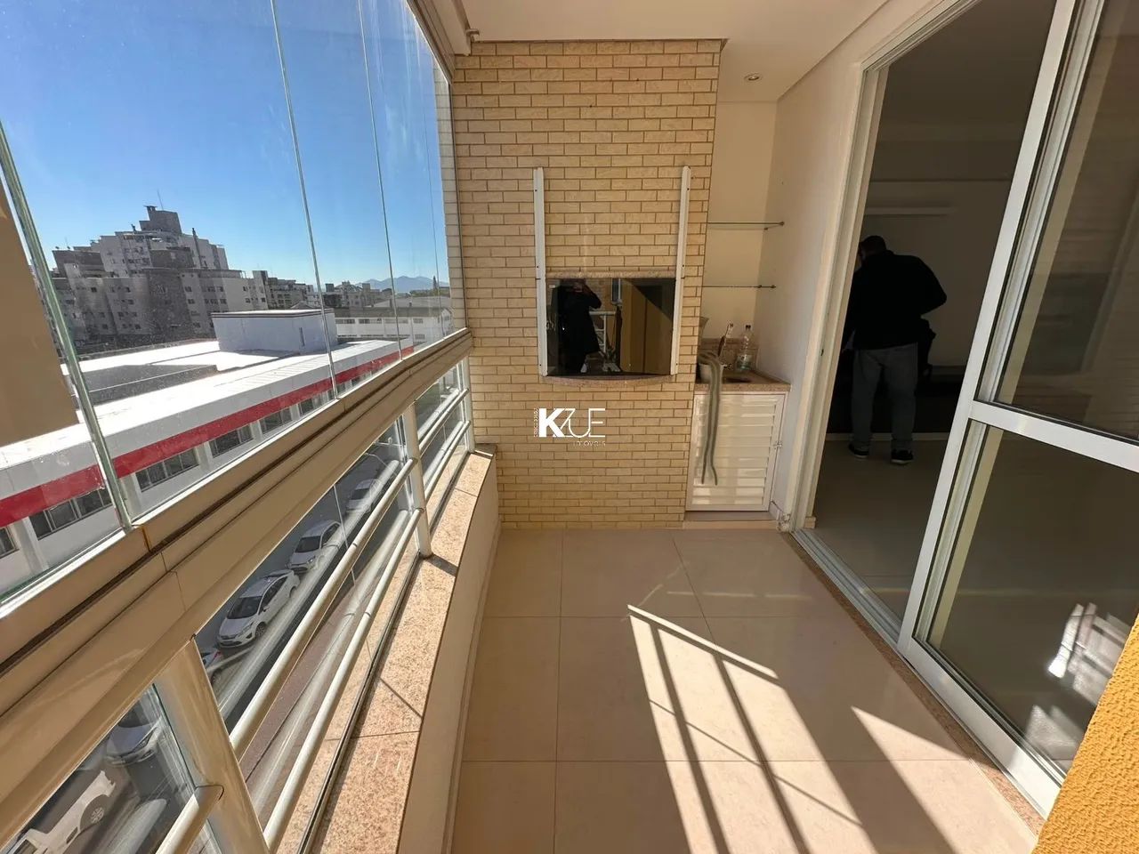 Excelente apartamento mobiliado com 4 dormitórios, sendo 2 suítes, em localização privileg - Foto 2