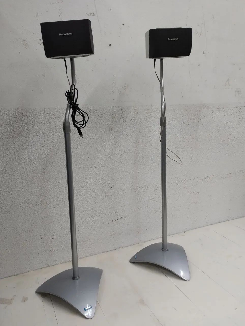 Pedestal com caixinha de som usada 