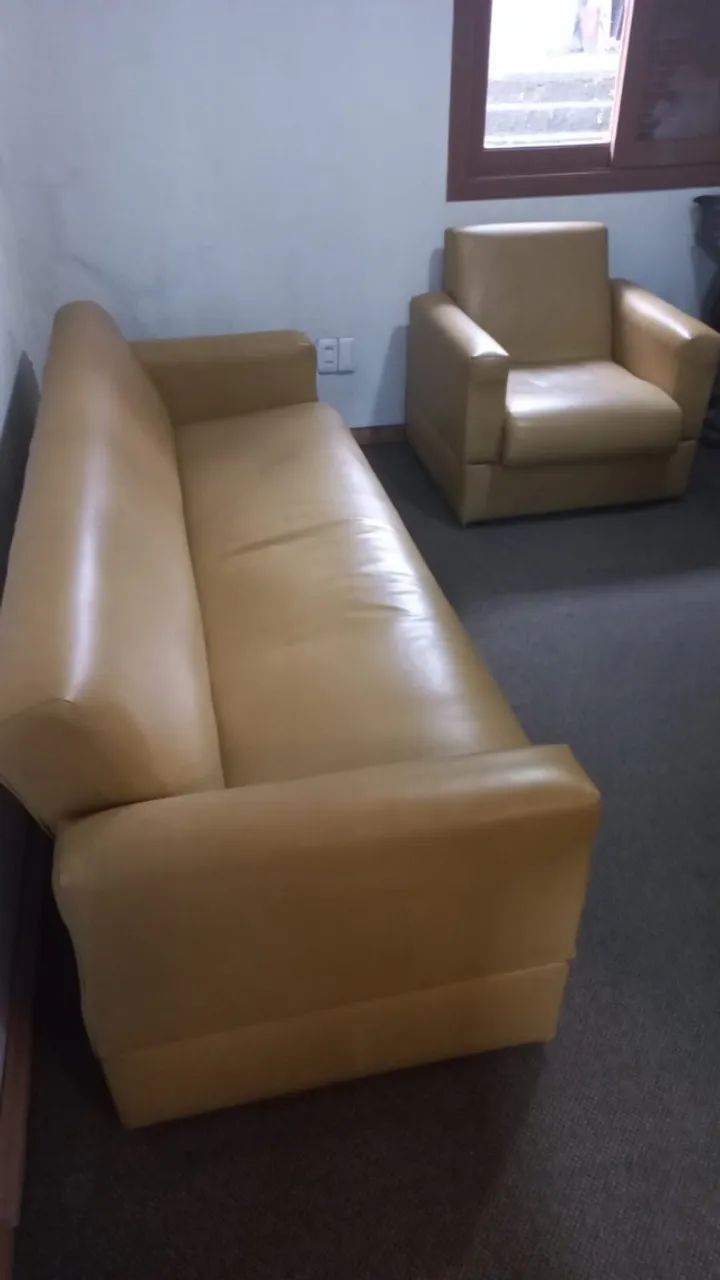 Sofá cama antigo 4 lugares e 2 poltronas em courino. - Foto 2