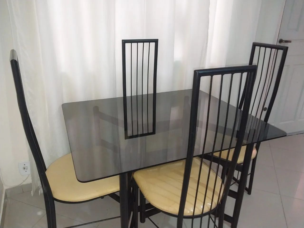 Mesa com Tampo de Vidro e 4 Cadeiras - Foto 3