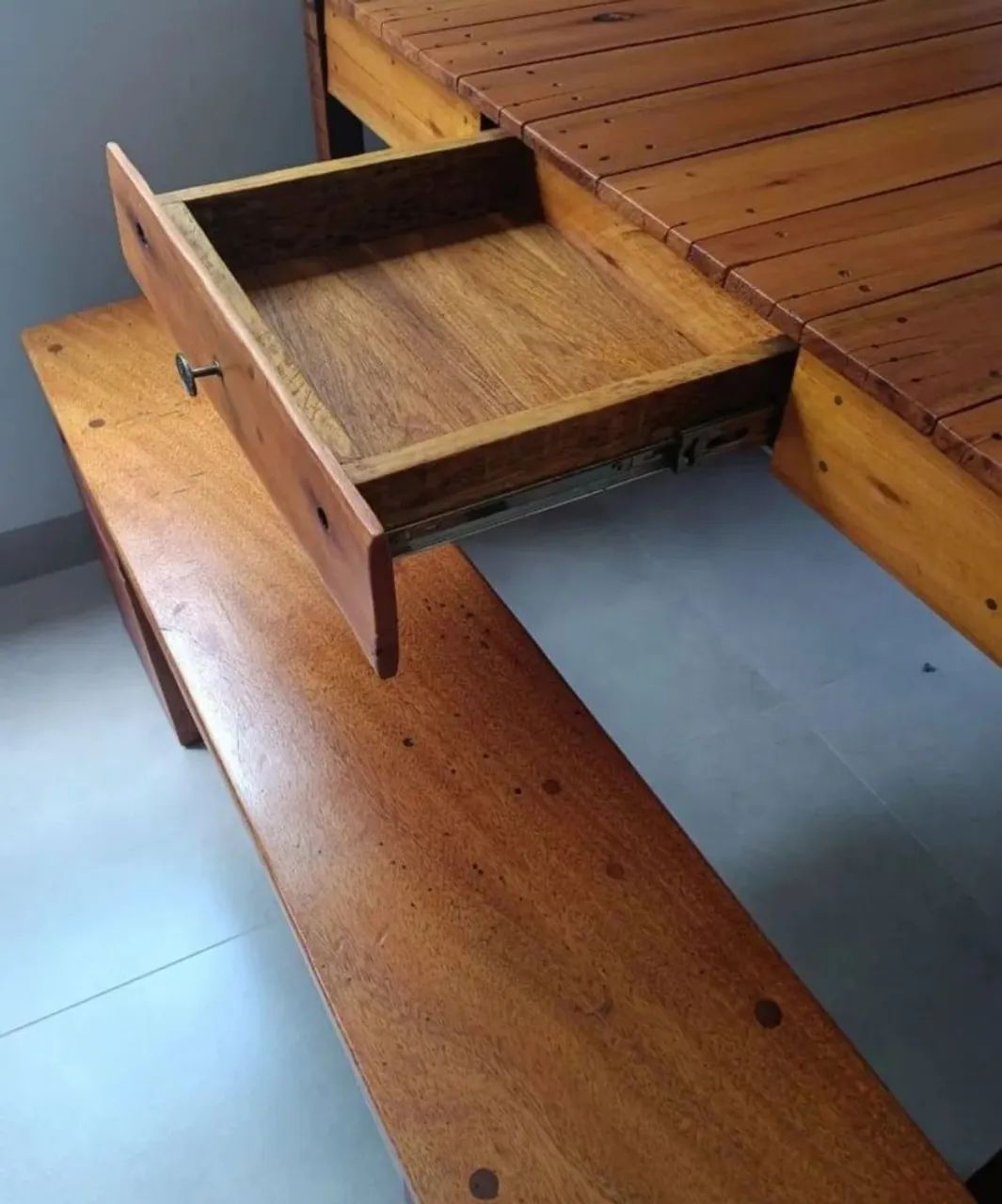 Conjunto Mesa Rústica com Banco + Banqueta De Madeira Maciça  - Foto 2