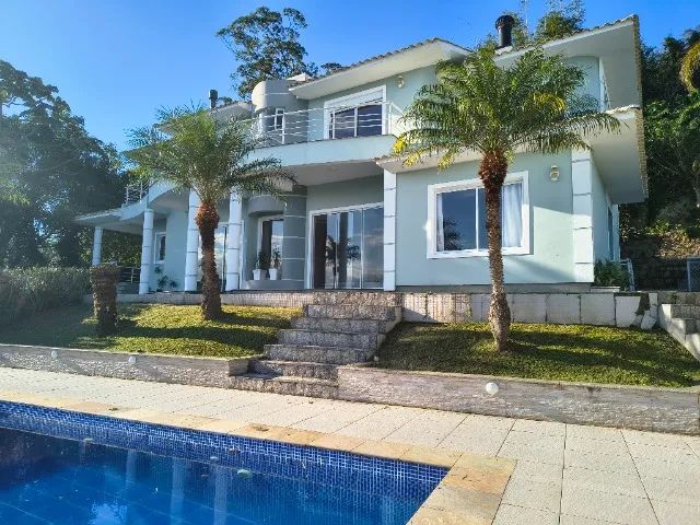 Linda casa com 4 suítes, piscina e vista espetacular em Sambaqui