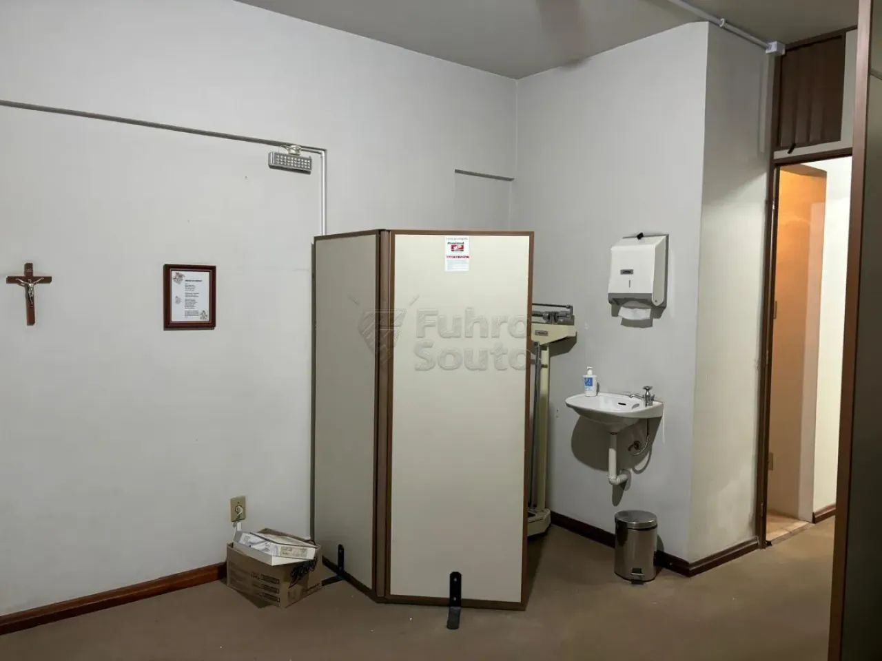 Se você está buscando uma sala comercial bem localizada e com um ótimo preço, esta pode se - Foto 5