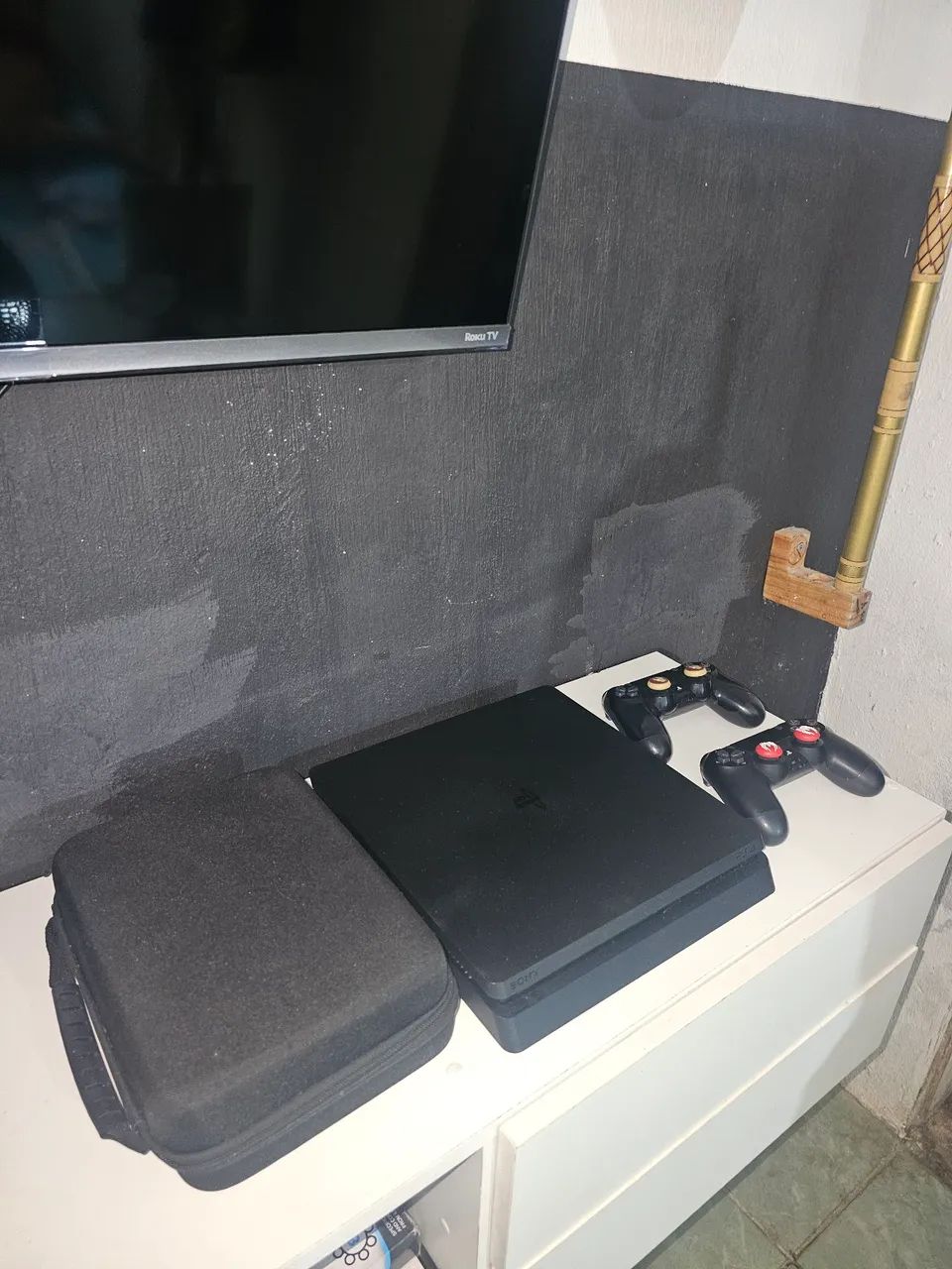 PS4 COM 2 CONTROLES E CASE.