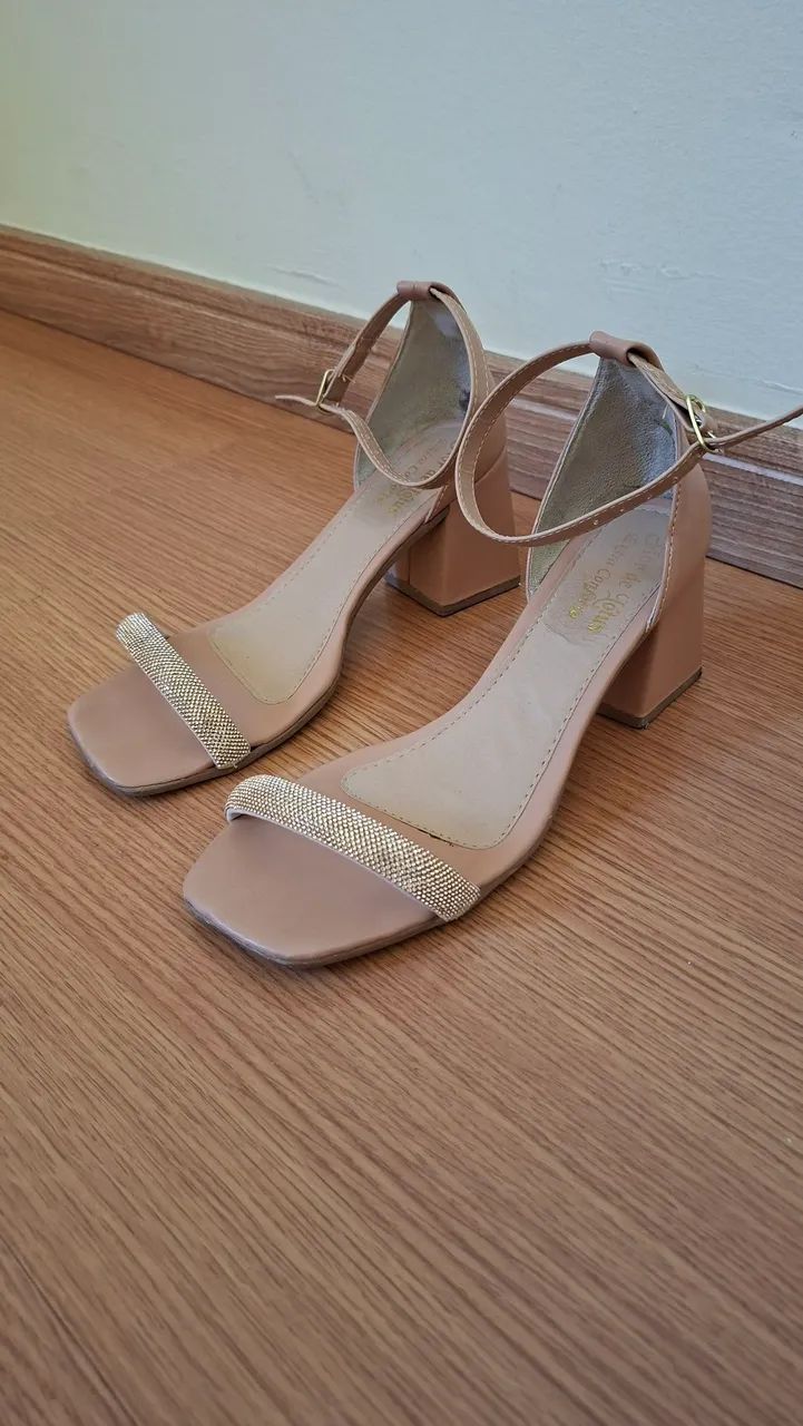 Sandália nude de stras