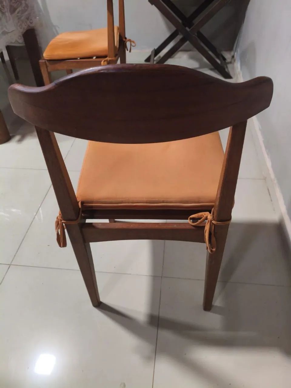 Vendo conjunto de 6 cadeiras em madeiras - Foto 4