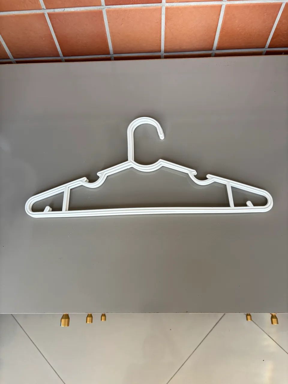 80 cabides branco de plástico  - Foto 4
