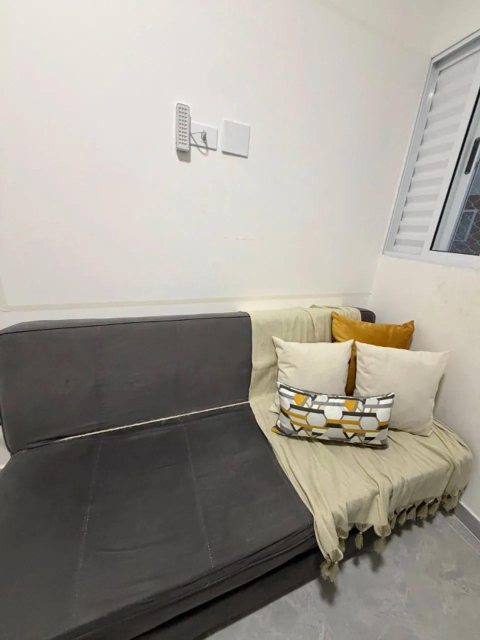 Sofá cama com almofadas