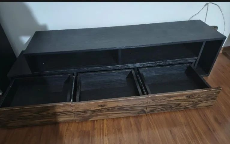 Rack de madeira com gavetas para TV e som.