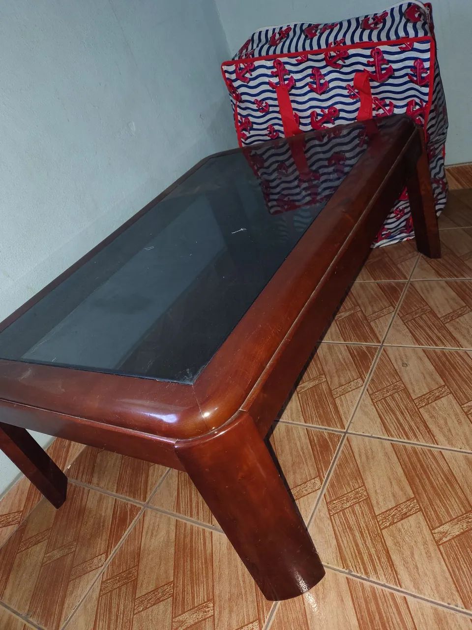 Mesa de Centro em Madeira Maciça com Tampo de Vidro Fumê