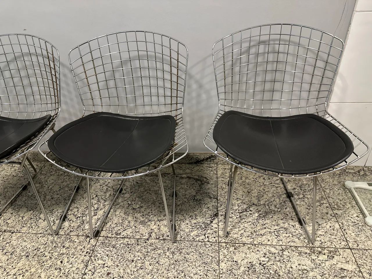 Cadeiras em ferro com assento em couro preto  - Foto 4