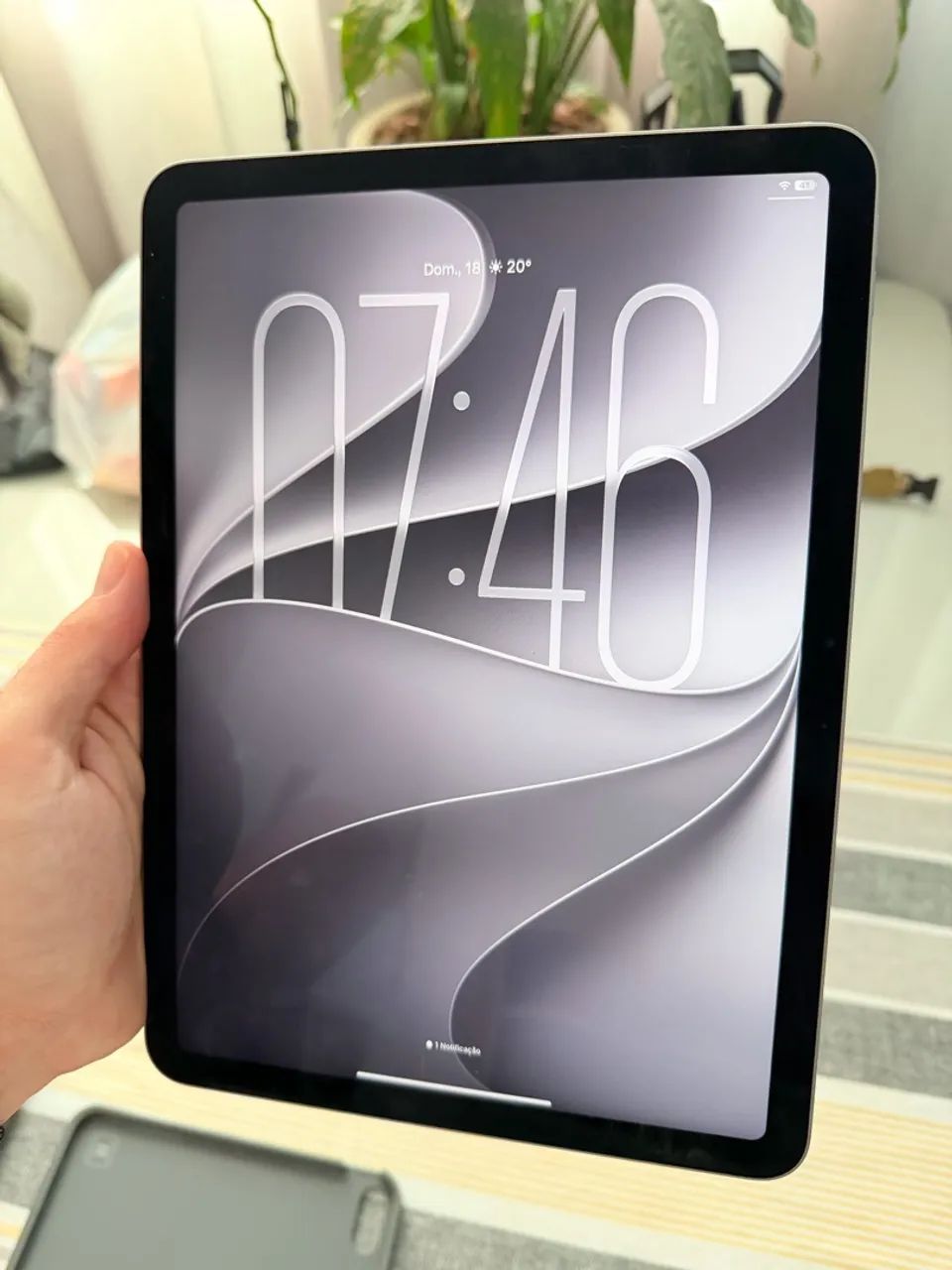 iPad Air M2 128GB 11 pol. com capa teclado trackpad Logitech - Foto 2