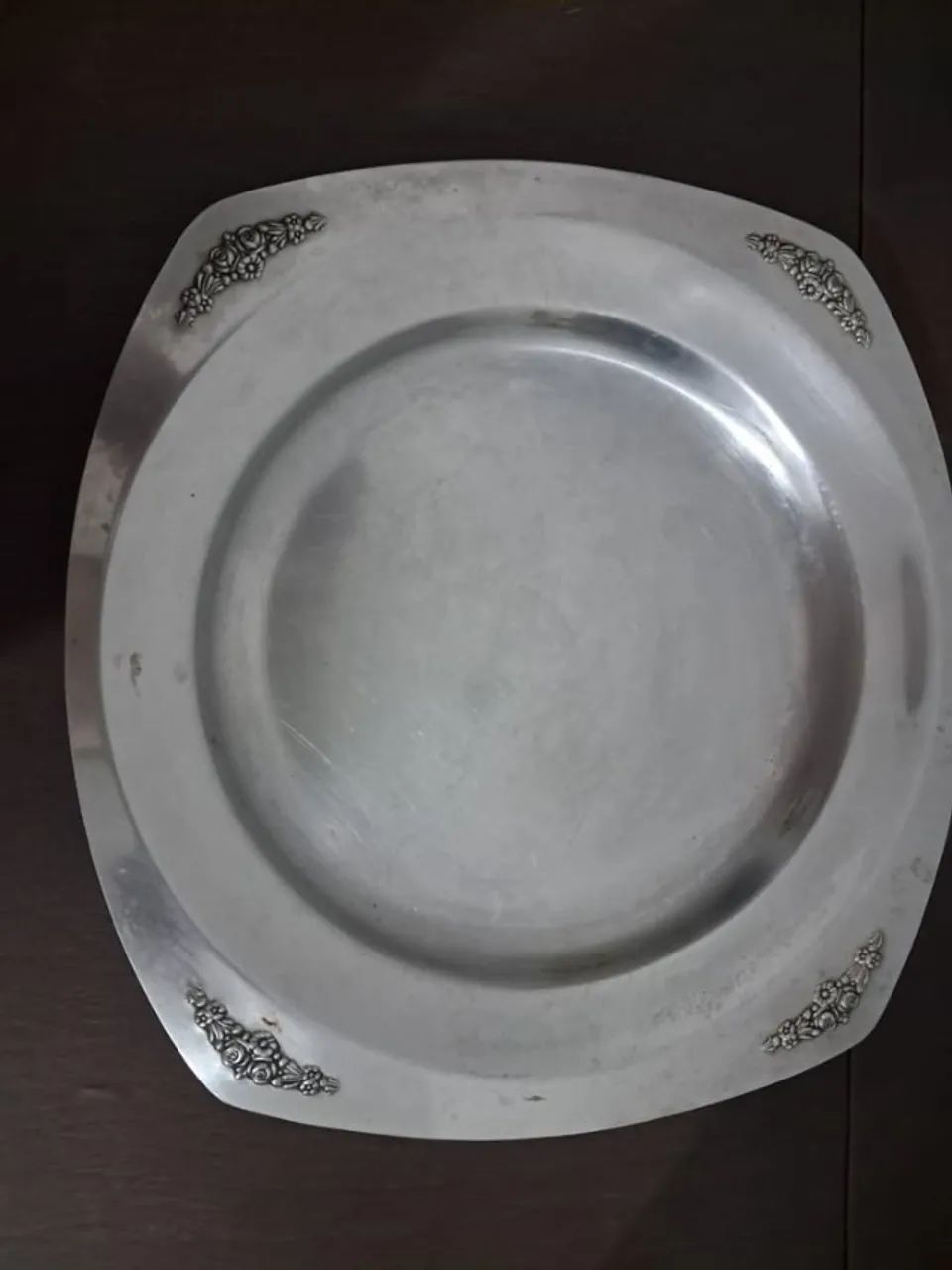Antigo prato em inox com flores