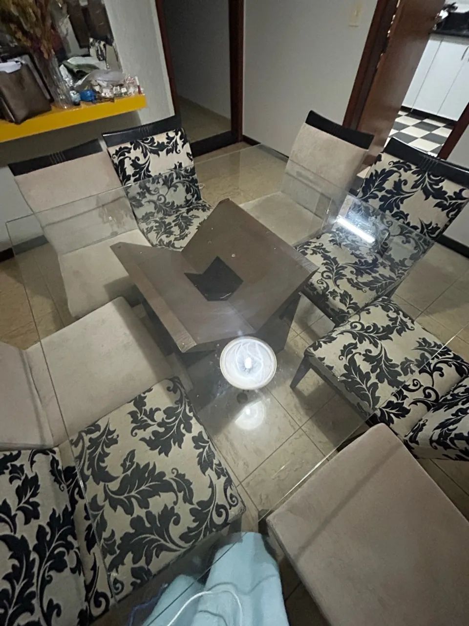 Mesa de vidro e 8 cadeiras 