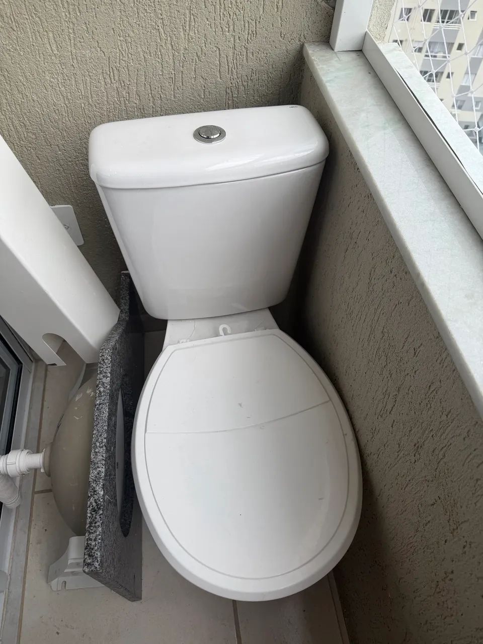 Deca toilet bowl