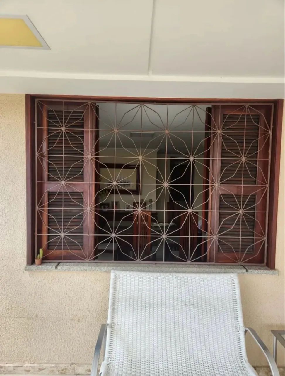 Grade de janela ferro maciço decorada 