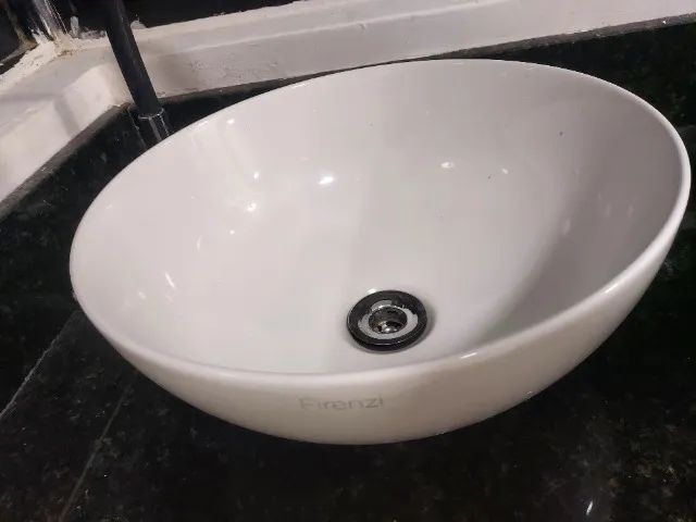 Balcão com duas cubas e torneira maleável  - Foto 2